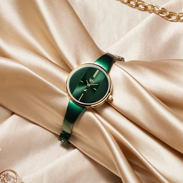 Fastrack Vyb Siren Quartz Analog Green Dial Metal Strap Watch for Girls fv60004km02w